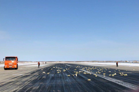 СК проверяет инцидент с самолётом в Якутске, из которого при взлёте высыпались слитки с золотом