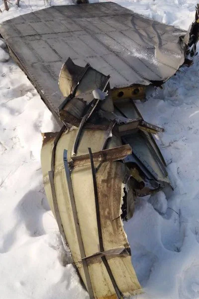 Створка грузового люка, упавшая на территорию авторынка. Никто не пострадал / фото: следком РФ