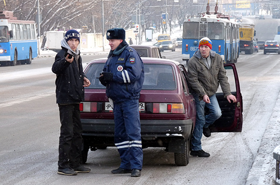 Водителей обязали надевать светоотражающие жилеты при остановке за городом