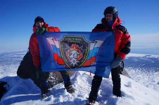 Спасатели Камчатки устроили флешмоб на вершине самого высокого вулкана Евразии