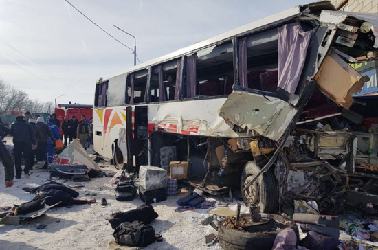 В Воронежской области на трассе «Дон» произошло лобовое столкновение автобуса и фуры