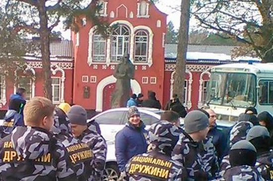 Украинские националисты снесли памятник Павке Корчагину под Киевом