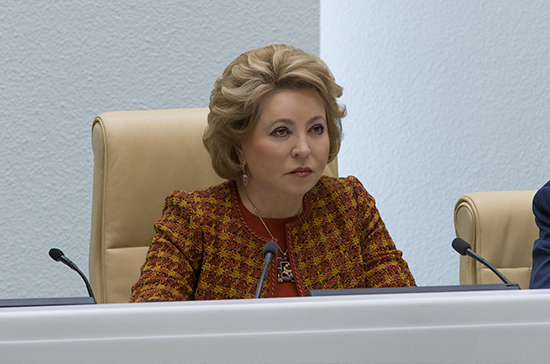 Телеканалы должны тщательнее выбирать гостей политических ток-шоу, заявила Матвиенко