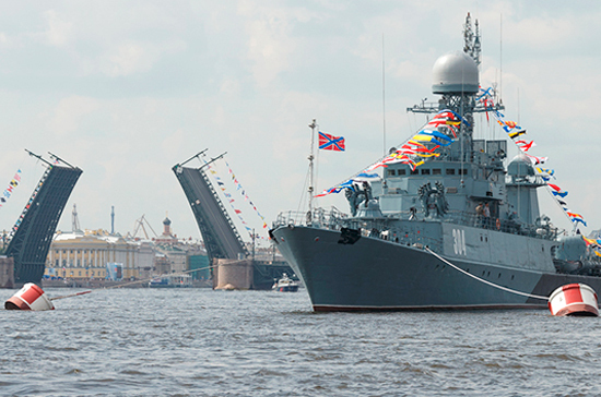 В Военно-морском параде в Петербурге будут участвовать более 40 кораблей, заявил Шойгу