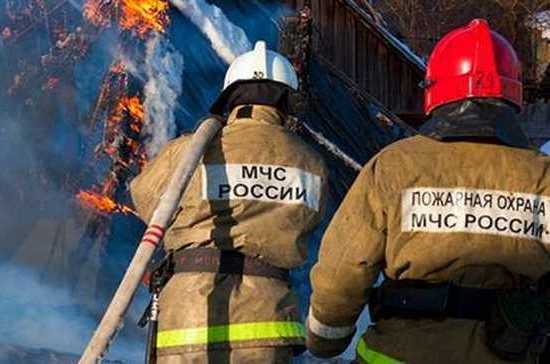В Петербурге горит автосалон