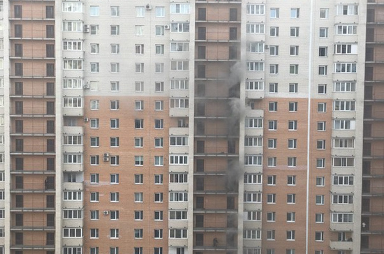 Пожар в Санкт-Петербурге: жильцов высотки МЧС эвакуирует по лестницам