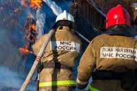 В Петербурге горит автосалон