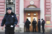 Дипломаты США вывозят вещи из генконсульства в Петербурге 