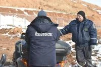 Сразу за шлагбаумом – утлая двухэтажная постройка, в которой располагается кабинет начальства. «Ну зачем сразу записывать?», – делает скорбное лицо крепкий мужчина с короткой стрижкой, едва завидев диктофон. «Работа такая? Хреновая у вас работа!» – выносит приговор начальник мусорной свалки. Фото: ПГ / Игорь Самохвалов