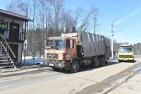 Полигон «Ядрово», на котором и произошли вредные выбросы газов, работает в штатном режиме. Туда-сюда курсируют мусоровозы вперемешку с другой спецтехникой. Фото: ПГ / Игорь Самохвалов