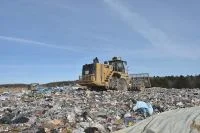 На нижних уровнях свалки, где толстые снежные сугробы черны от налетевших грачей, также развилась кипучая деятельность: специалисты областного министерства экологии под наблюдением волоколамских активистов берут пробы грунта. Фото: ПГ / Игорь Самохвалов