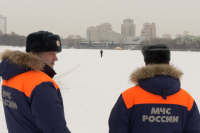 В Екатеринбурге МЧС пришлось оцепить пруд от желающих перейти по тонкому льду