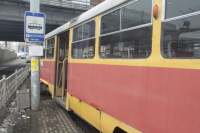 В Екатеринбурге трамвай сошёл с рельсов и наехал на остановку