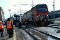 В Перми электровоз протаранил трактор напротив железнодорожного вокзала
