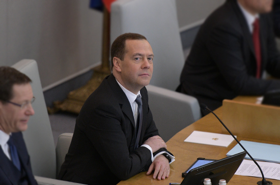 Медведев пообещал к 2021 году обеспечить детей местами в яслях