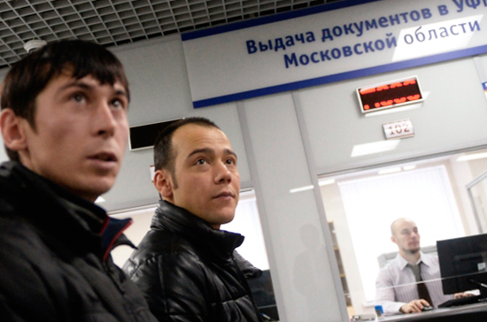 Мигрантов обяжут купить страховку при въезде в Россию
