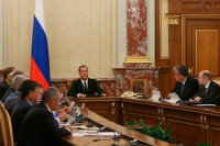 Правительство поддержит попавшие под санкции США компании, заявил Медведев