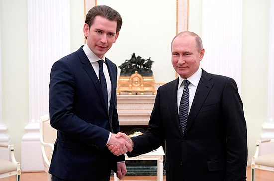 Путин обсудил с Курцем ситуацию в Сирии 