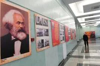 После высылки из Германии, Маркс с семьёй жил исключительно за счёт постоянной финансовой поддержки Энгельса, небольших наследств от родственников и случайных заработков от написания статей в газеты.Фото: ПГ / Юрий Инякин
