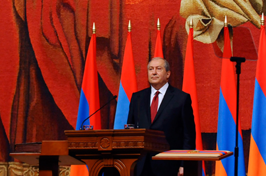 Президент Армении встретился с представителями власти и оппозиции