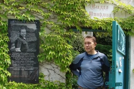 Хранитель музея художник Андрей Елисеев открывает двери в историю жизни знаменитого писателя. Фото: ПГ/Александр Мащенко