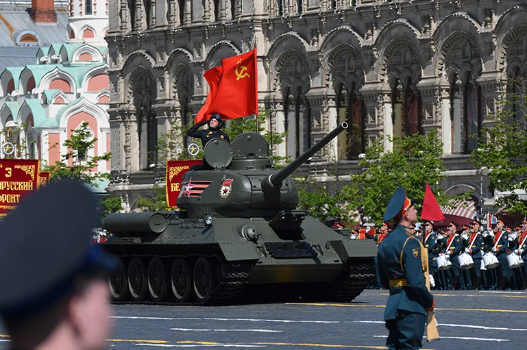 Танк Т-34-85 времён Великой Отечественной Войны на Красной площади. Фото: ПГ/Юрий Инякин