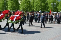 Вместе с главой государства к Могиле Неизвестного Солдата отправились и другие официальные лица.Фото: ПГ / Игорь Самохвалов