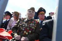 Несмотря на преклонный возраст, многие ветераны пришли на Красную площадь посмотреть на Парад Победы. Фото: ПГ/Юрий Инякин