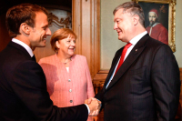 В ФРГ рассказали о короткой встрече Меркель и Макрона с Порошенко 