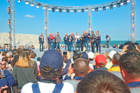 Жители Крыма приветствовали открытие моста через Керченский пролив