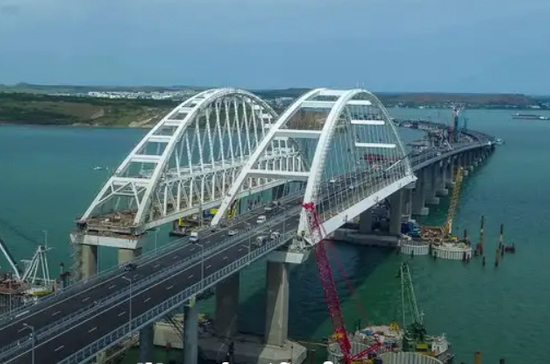 Поток транспорта по Крымскому мосту побил рекорд Керченской переправы