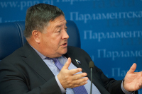 Сенатор Калашников предлагает ограничить цены на бензин