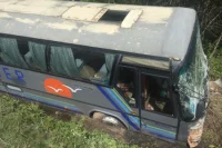 В Псковской области экскурсионный автобус с детьми съехал в кювет