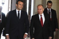 Встреча Путина и Макрона началась в Стрельне