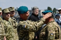 Украинские морпехи отказались надевать новые береты перед Порошенко‍