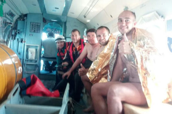 В краснодарском крае спасли двух мужчин, дрейфовавших 18 часов на матрасе в открытом море