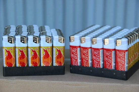 Таможенники Приморья задержали 40 тысяч поддельных зажигалок Coca-Cola и Red Bull