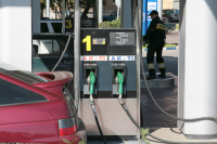 Песков переадресовал вопрос о росте цен на бензин в Правительство