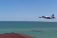 На Украине объяснили предельно низкий полет Су-25 над пляжем‍