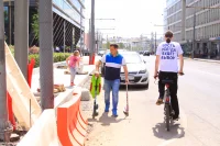 Моя скромная попытка выехать, как то предписывают правила, на проезжую часть, остаётся безуспешной. Вдоль тротуара сплошной вереницей припаркованы автомобили. В результате я вынужден ехать посреди дороги и слышать тревожные гудки в спину. После нескольких минут беспокойного оглядывания я с облегчением возвращаюсь на безопасный тротуар.Фото: ПГ/Михаил Нилов