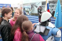 Многие хотели пожать руку общительному роботу-МЧСнику. Фото: ПГ/Дмитрий Гончарук