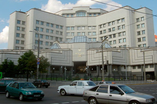 Конституционный суд Украины разрешил отменить депутатскую неприкосновенность