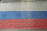 В оренбургском музее ко Дню России впервые появился пуховый платок в виде триколора