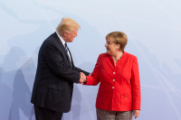 СМИ: недовольный Трамп на саммите G7 кинул в Меркель конфетами