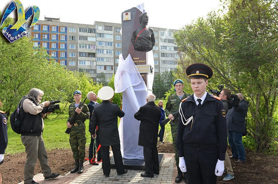 В сквере Мурманска открыли стелу с бронзовой скульптурой в честь Зои Космодемьянской