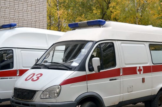 В Воронеже поехавшая со склона машина без водителя сбила двух женщин, сидящих на лавочке