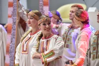 На сцене форума перед гостями выступили народные танцевальные коллективы