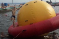 В Ульяновске на пляже 11-летний мальчик получил травмы, играя на водном аттракционе в бассейне