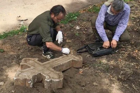В парке в центре Москвы нашли старинный мраморный крест