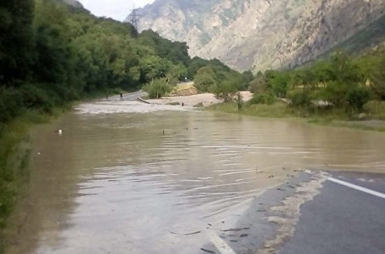 В отрезанном наводнением районе Приэльбрусья застряли более 600 туристов 